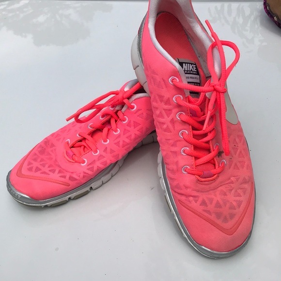 Neon Nike training sneakers - Picture 2 of 13